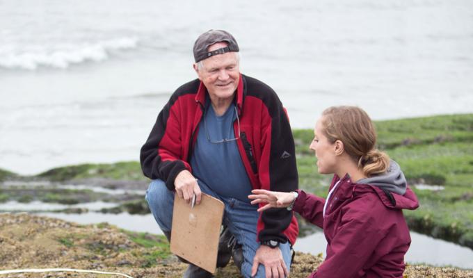 Bruce Menge talking with student Elizabeth Cerny-Chipman at an Oregon tidepool