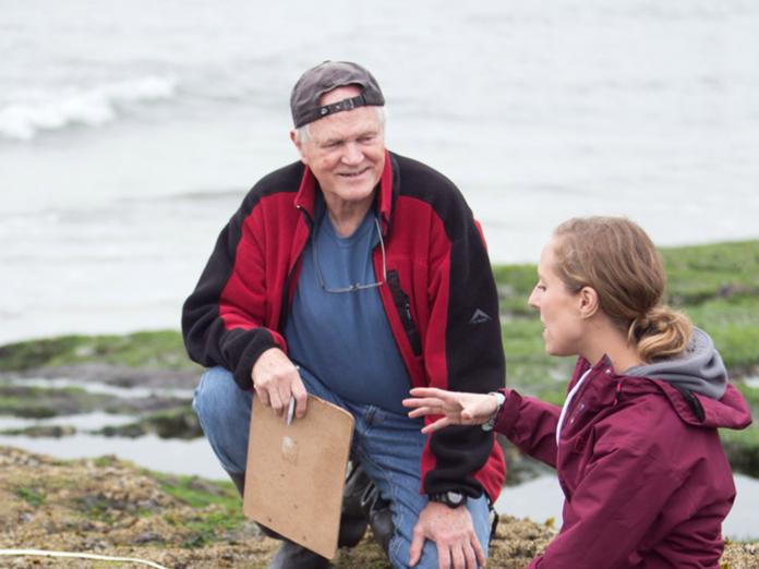 Bruce Menge talking with student Elizabeth Cerny-Chipman at an Oregon tidepool