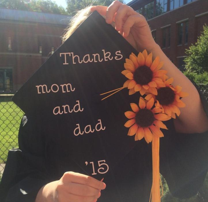 Mortarboard decorated with sunflowers reading "Thanks mom and dad"